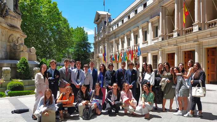 Entre los días 10 y 12 de junio, un grupo de 25 alumnos de 3º y 4º ESO han participado en la conferencia final del proyecto Youth MUN Madrid. 