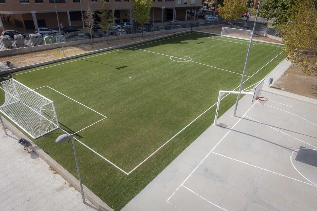 Acaba de comenzar el nuevo curso 202/23 y ya nos estamos acostumbrado al nuevo paisaje de las instalaciones deportivas de Alborada, con el nuevo campo de fútbol 7, que ha supuesto una mejora sustancial, dada la carencia de este modelo de espacios deportivos.
